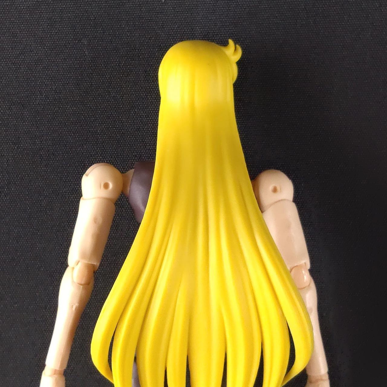 両肩、髪の毛に色移りがあります