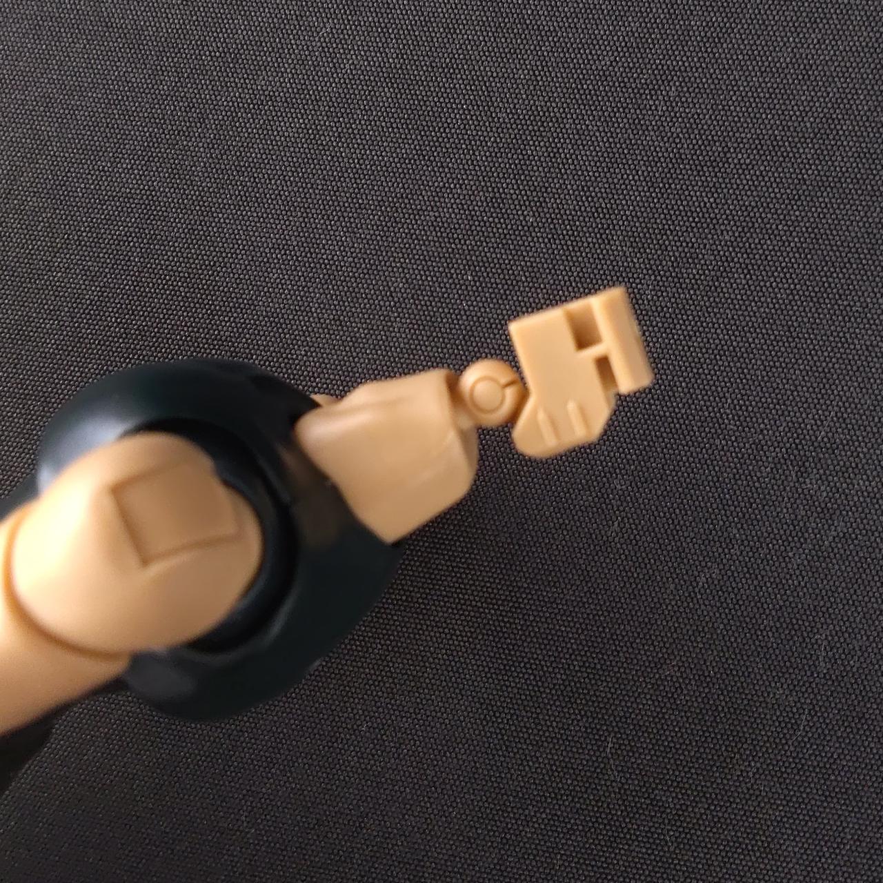 首可動部分が破損しています