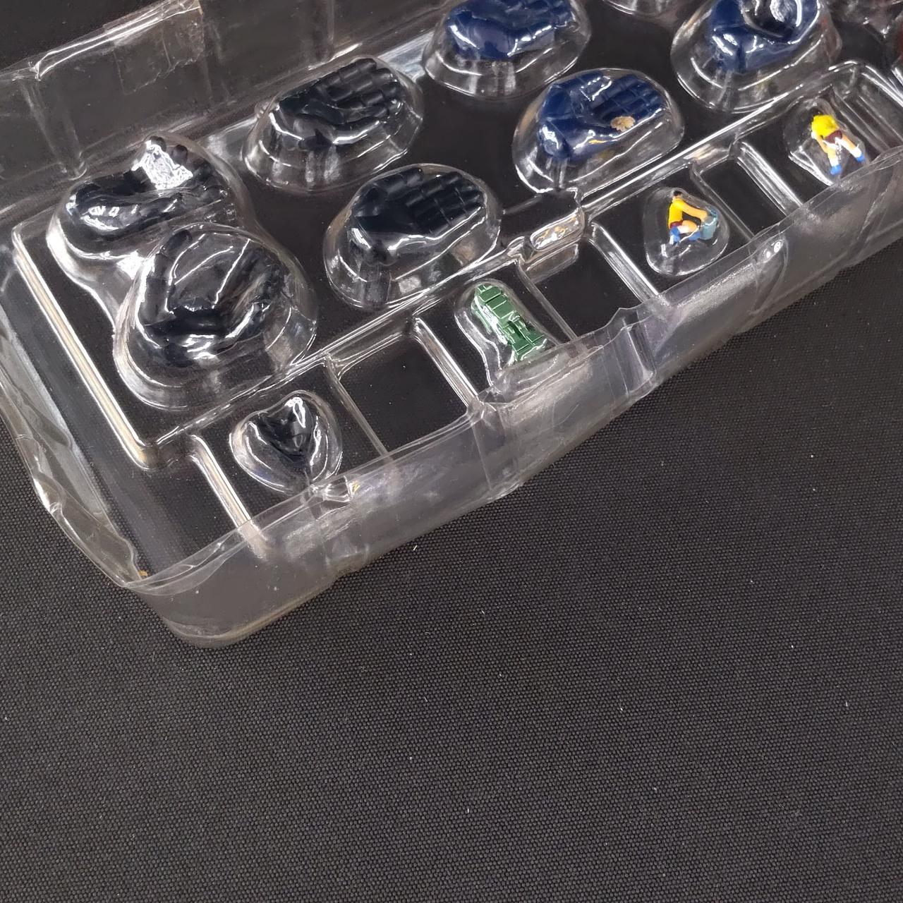 透明ケースが潰れています