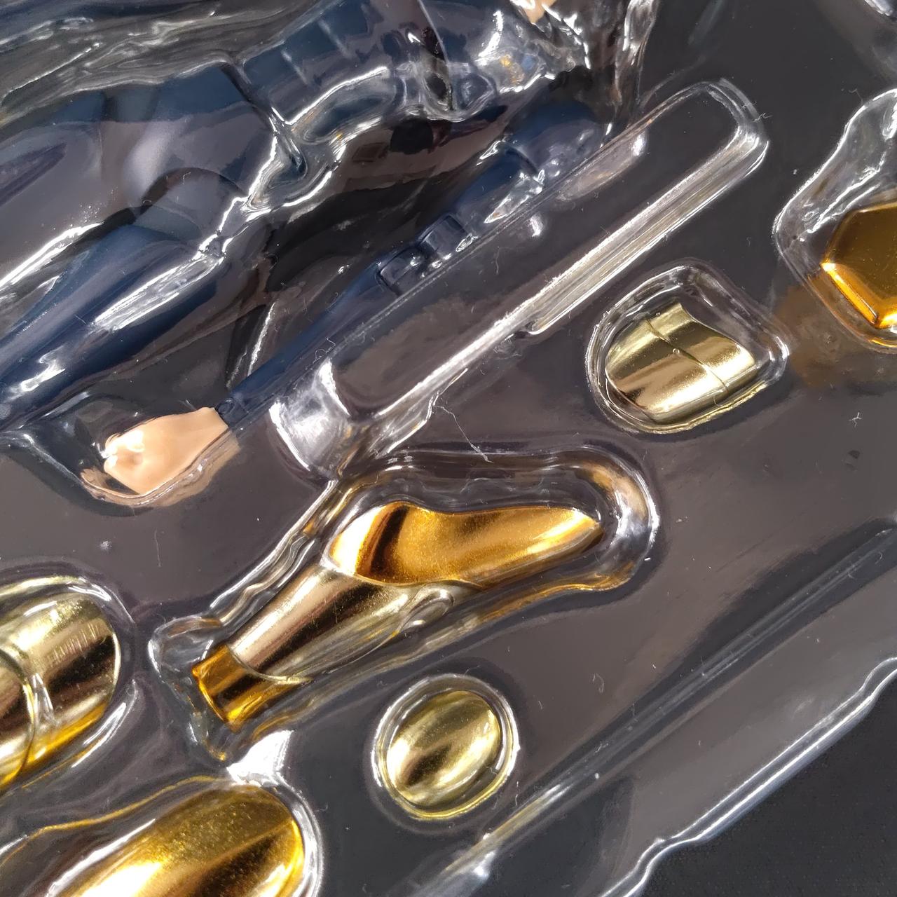 ブリスターが少し割れています