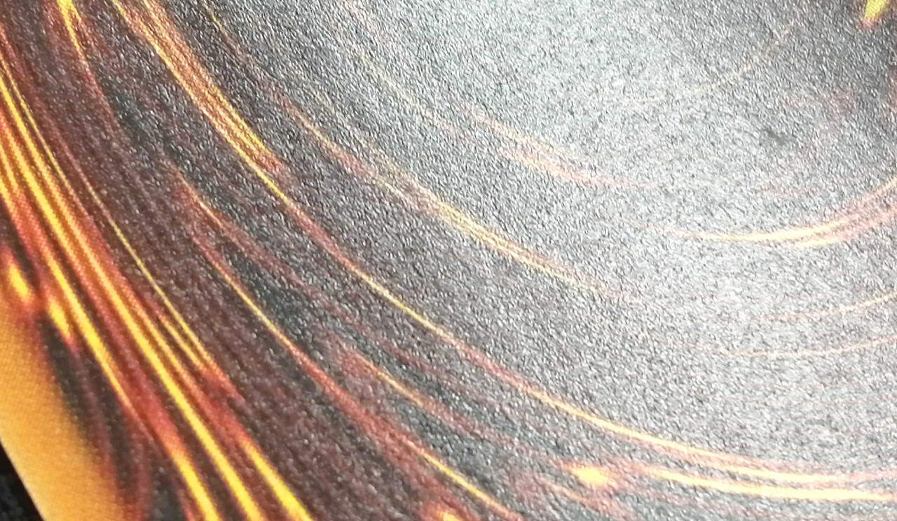 見えにくいですが薄い折れ跡有