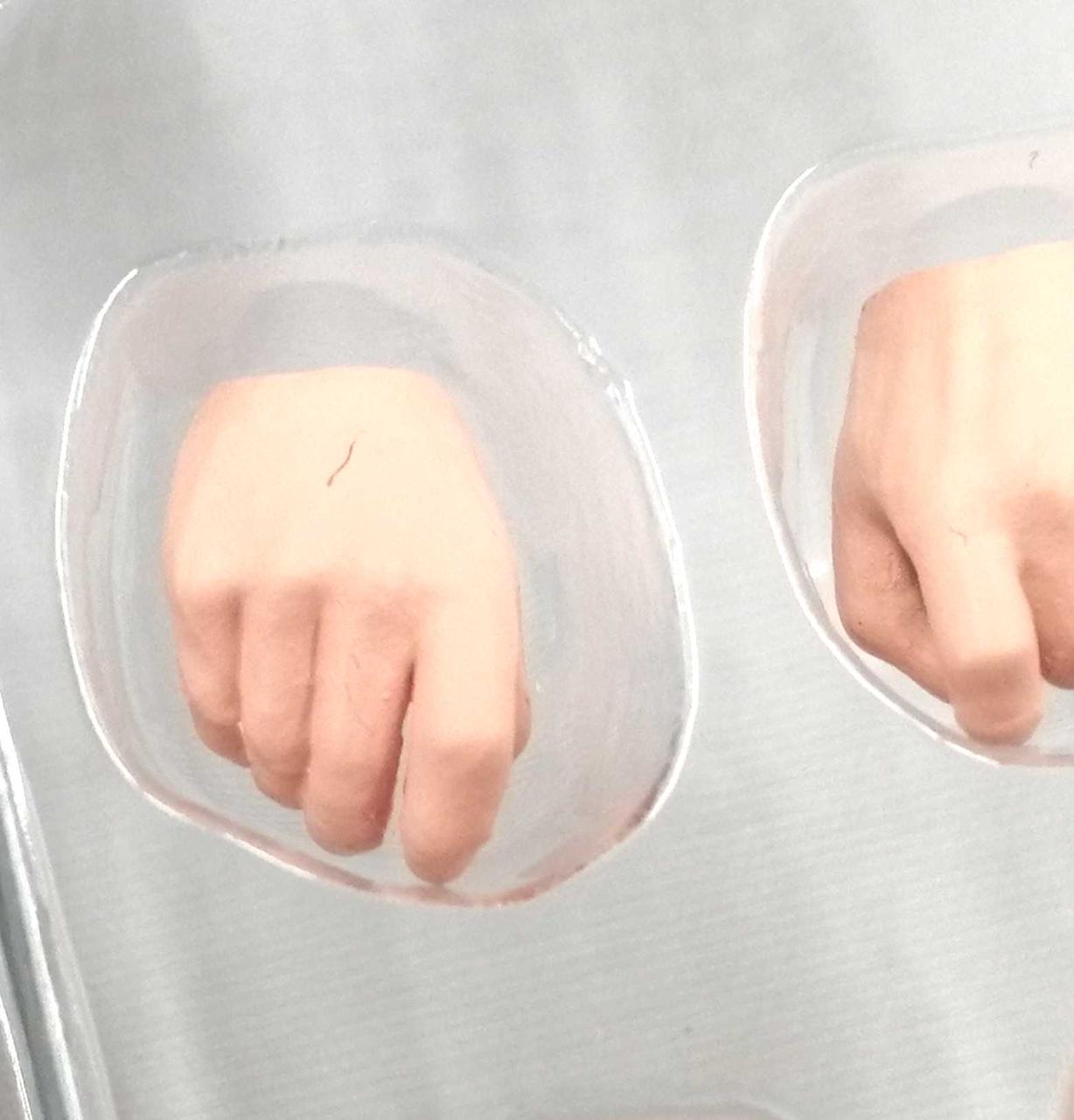 交換用の手パーツ傷有