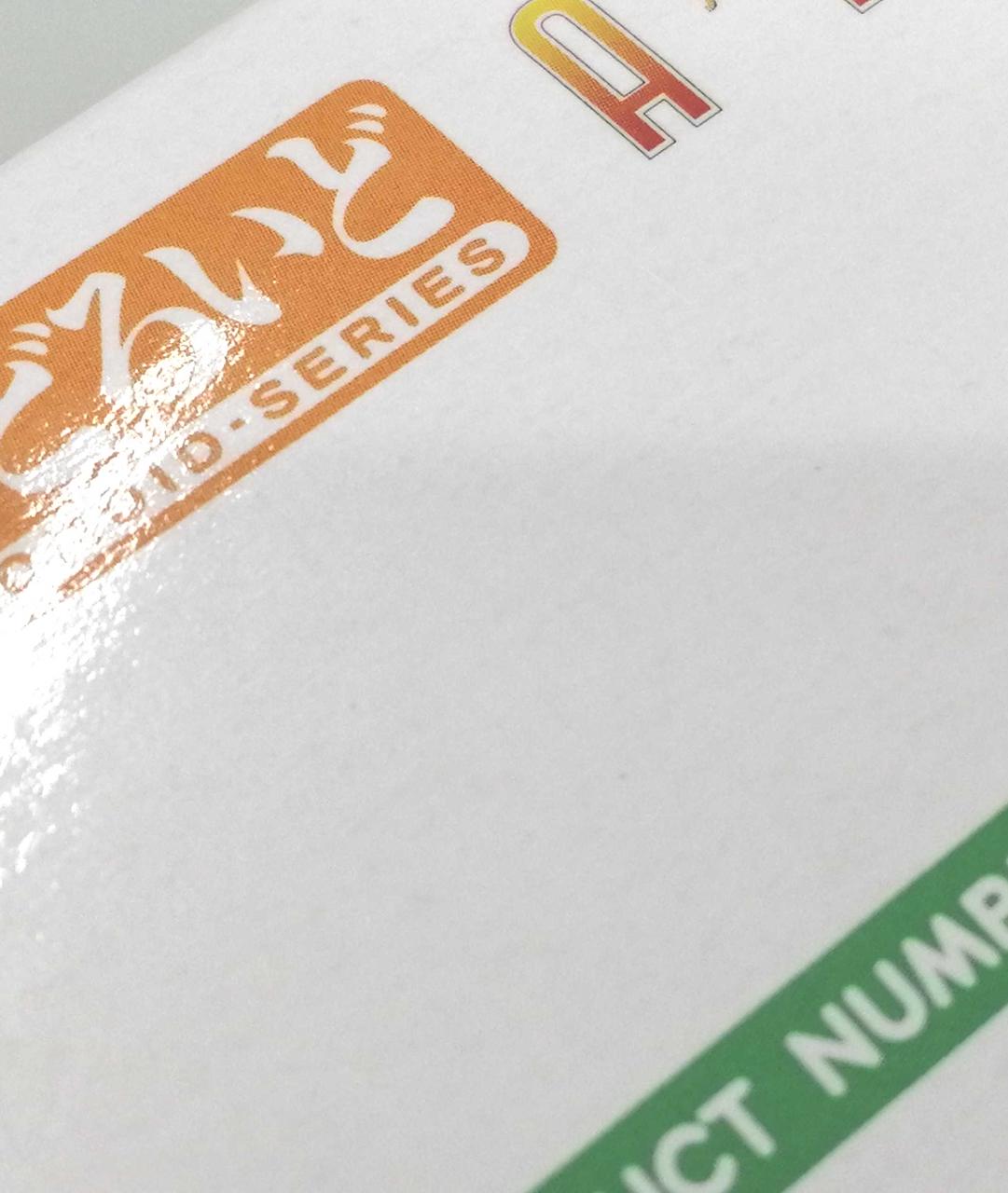 見えづらいですが、僅少の箱キズ有