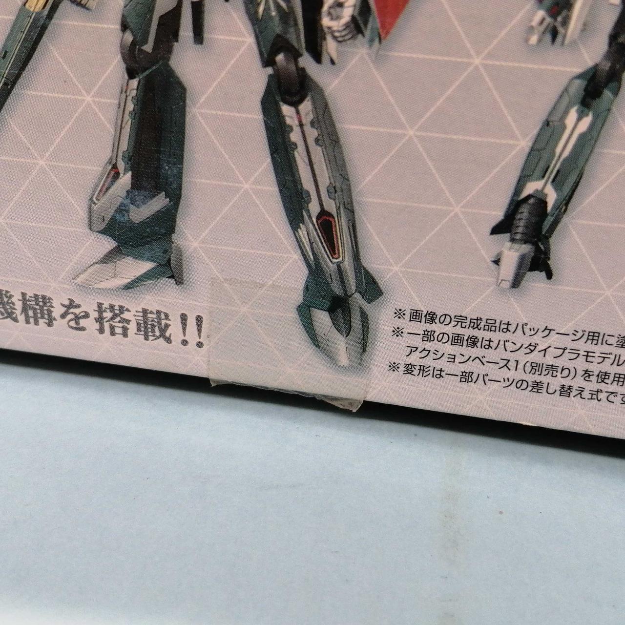 4か所テープが残っています