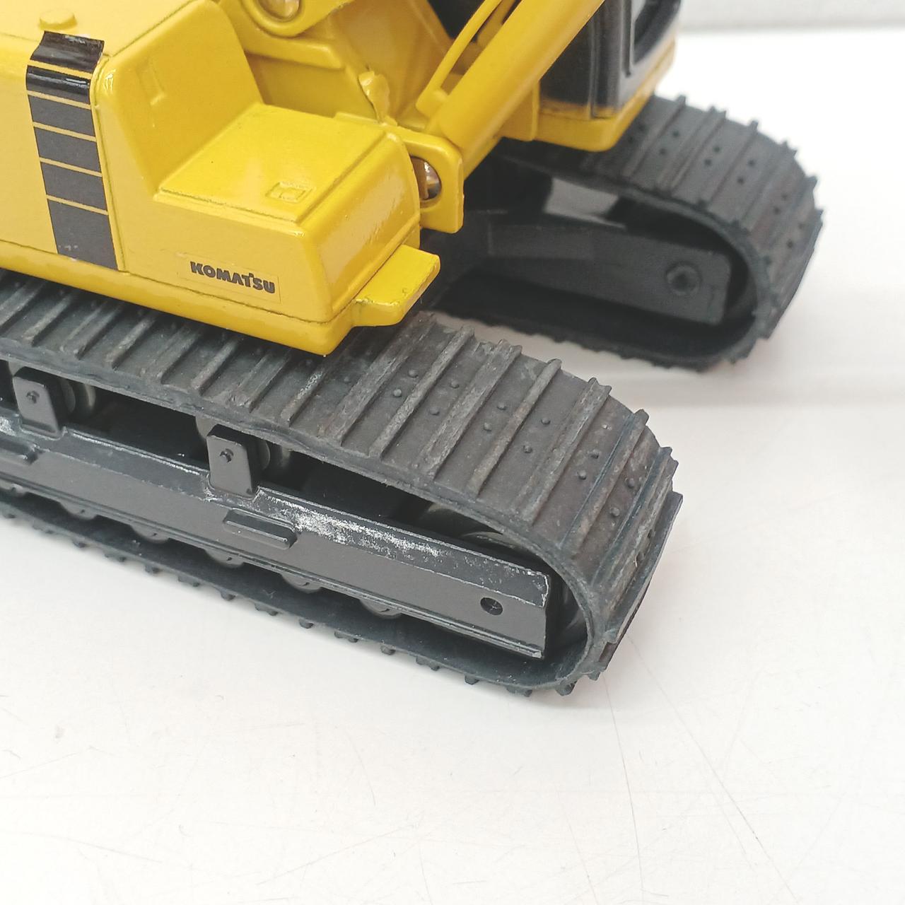 キャタピラ白くなってます