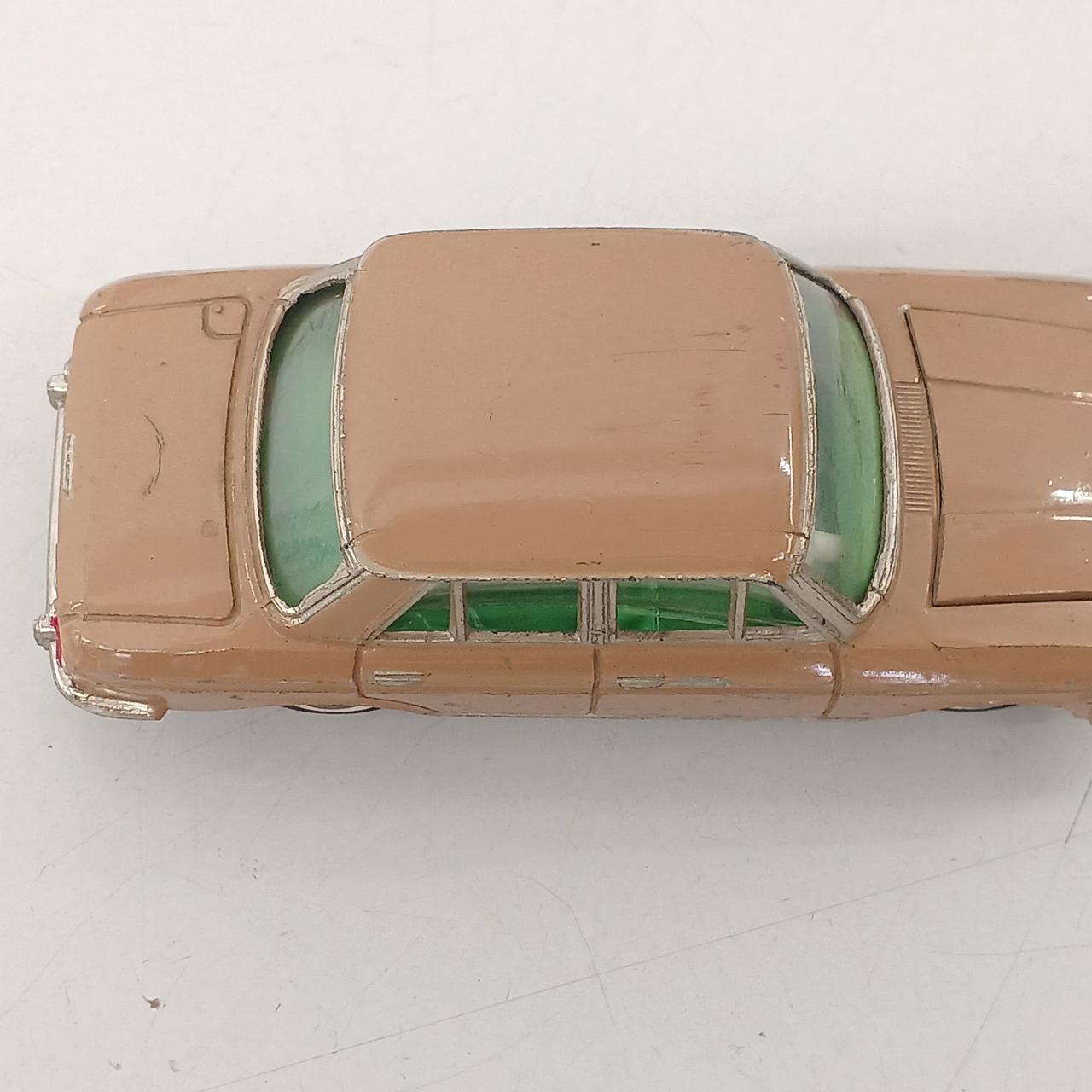 横の窓が内側に入り込んでます