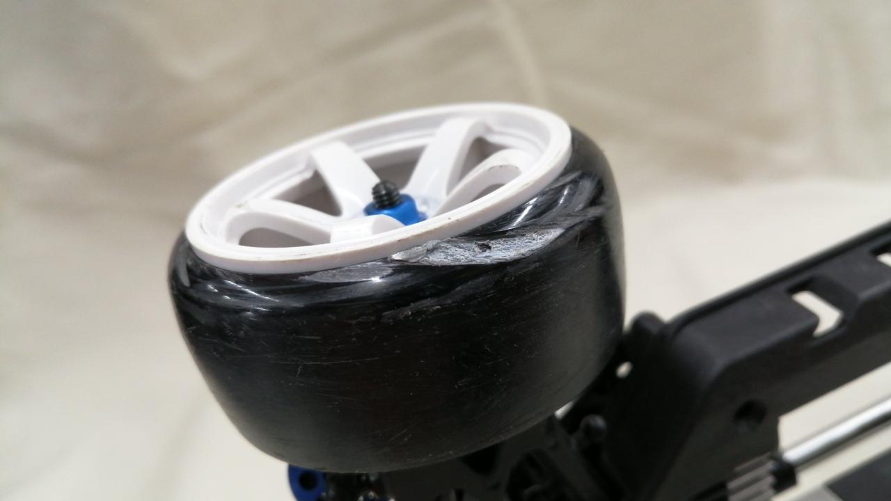 タイヤに傷あり