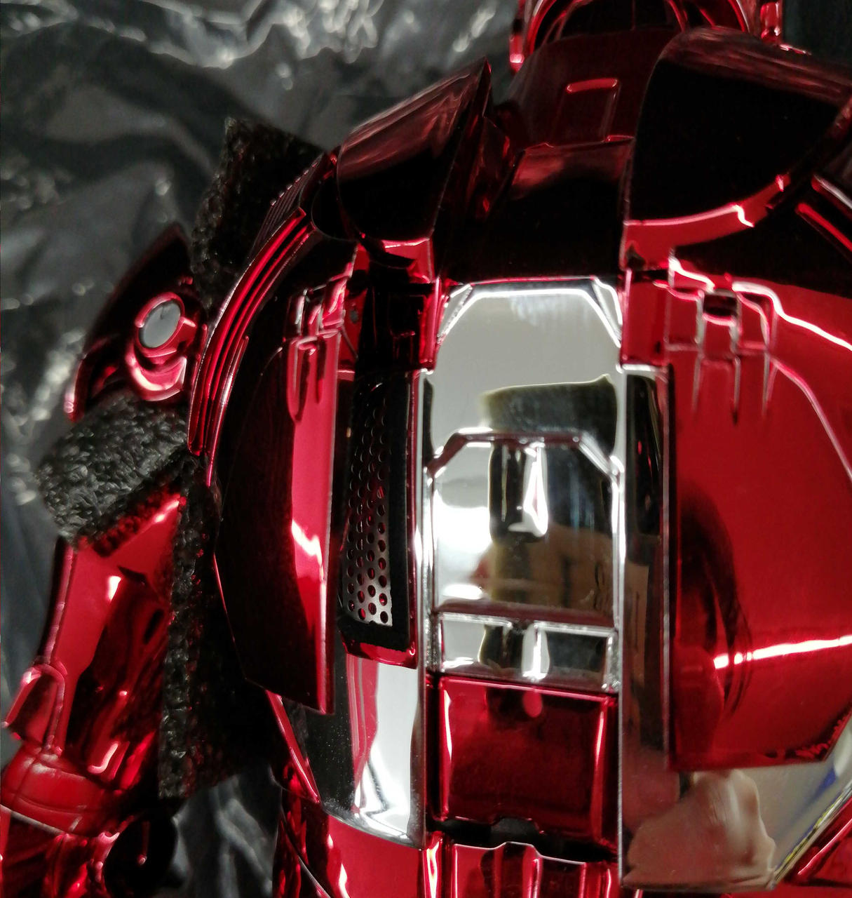 パーツが押しても閉じきらずに浮いています