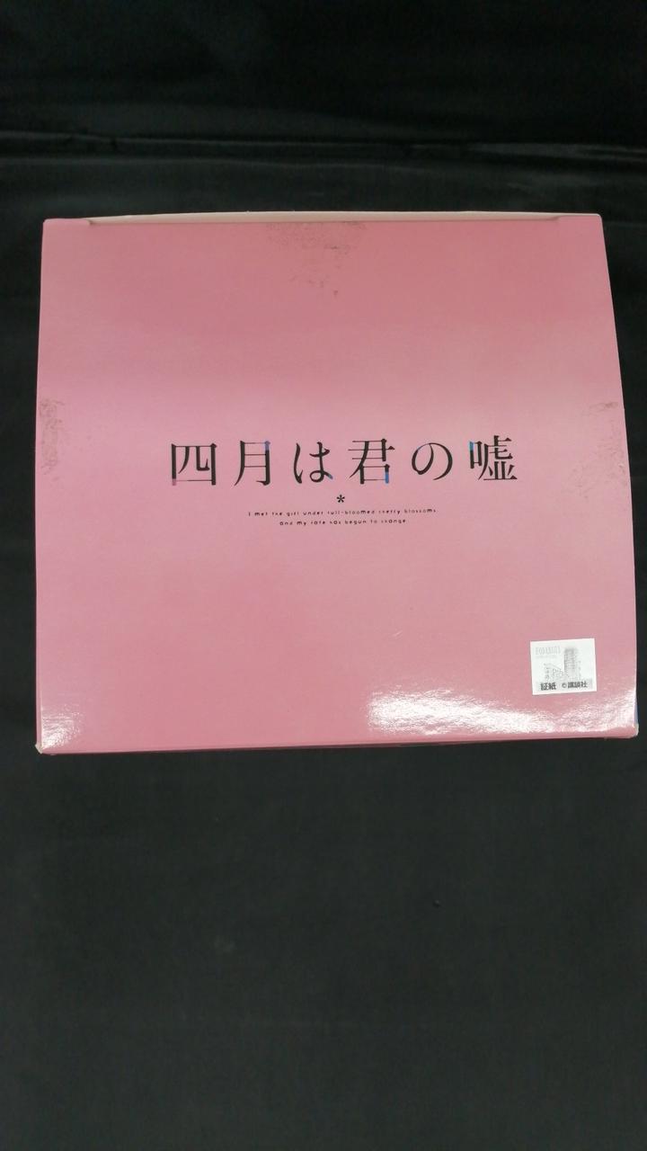 外箱に傷みやテープ痕の付着があります。