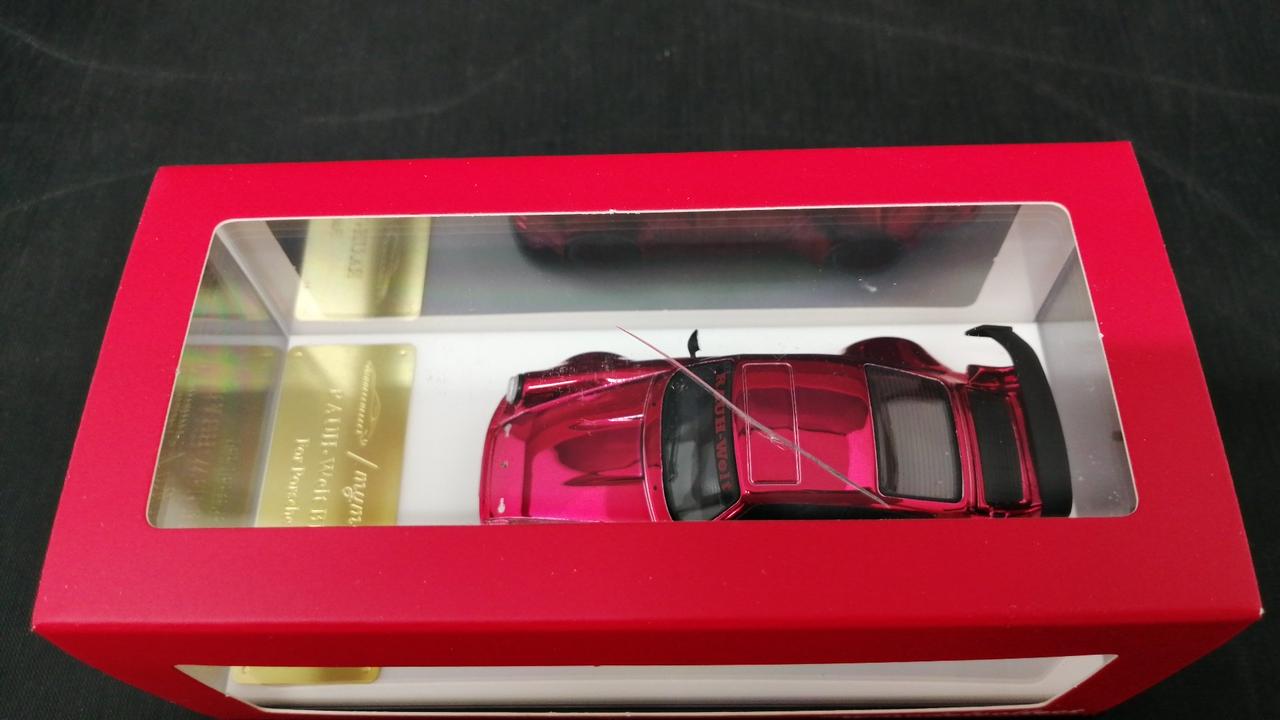 ケースにヒビが入っています。