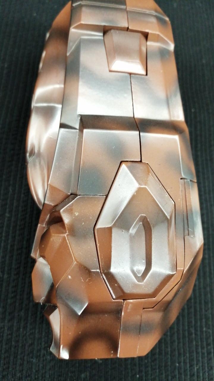 両側面にの剥がれの様なキズがあります。