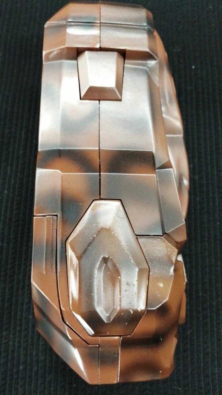 両側面に剥がれの様なキズがあります。