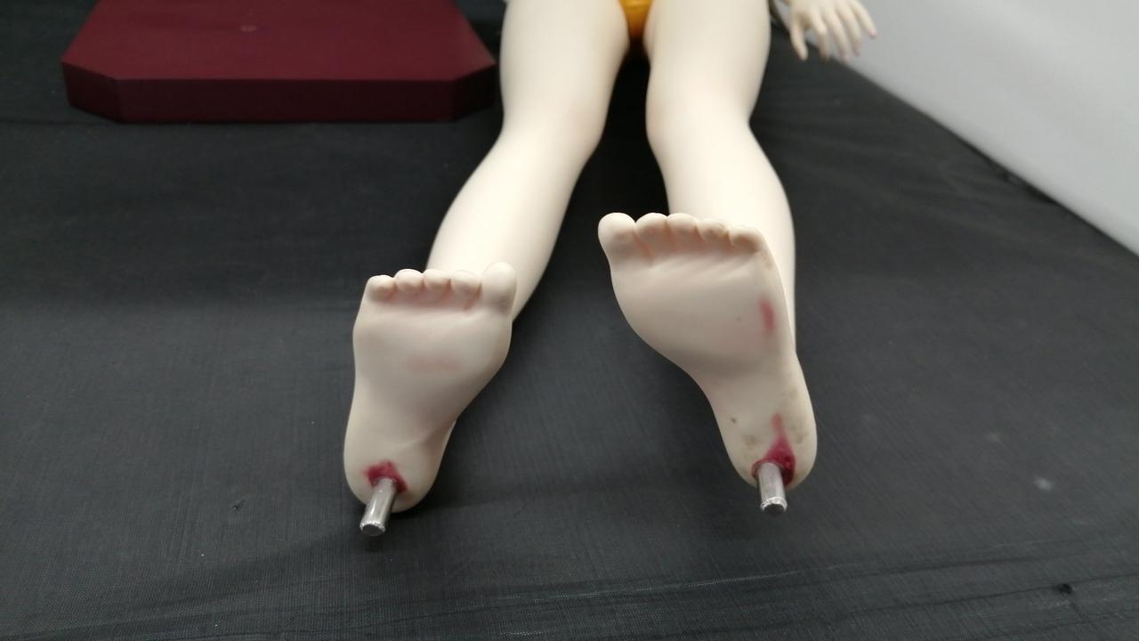 足の裏に台座の塗料が付着してます。