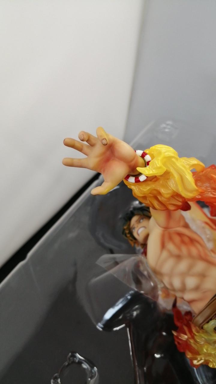 左手指に変色のような痕が有ります。