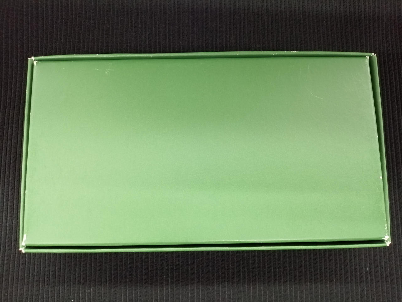 外箱に傷みが有ります。