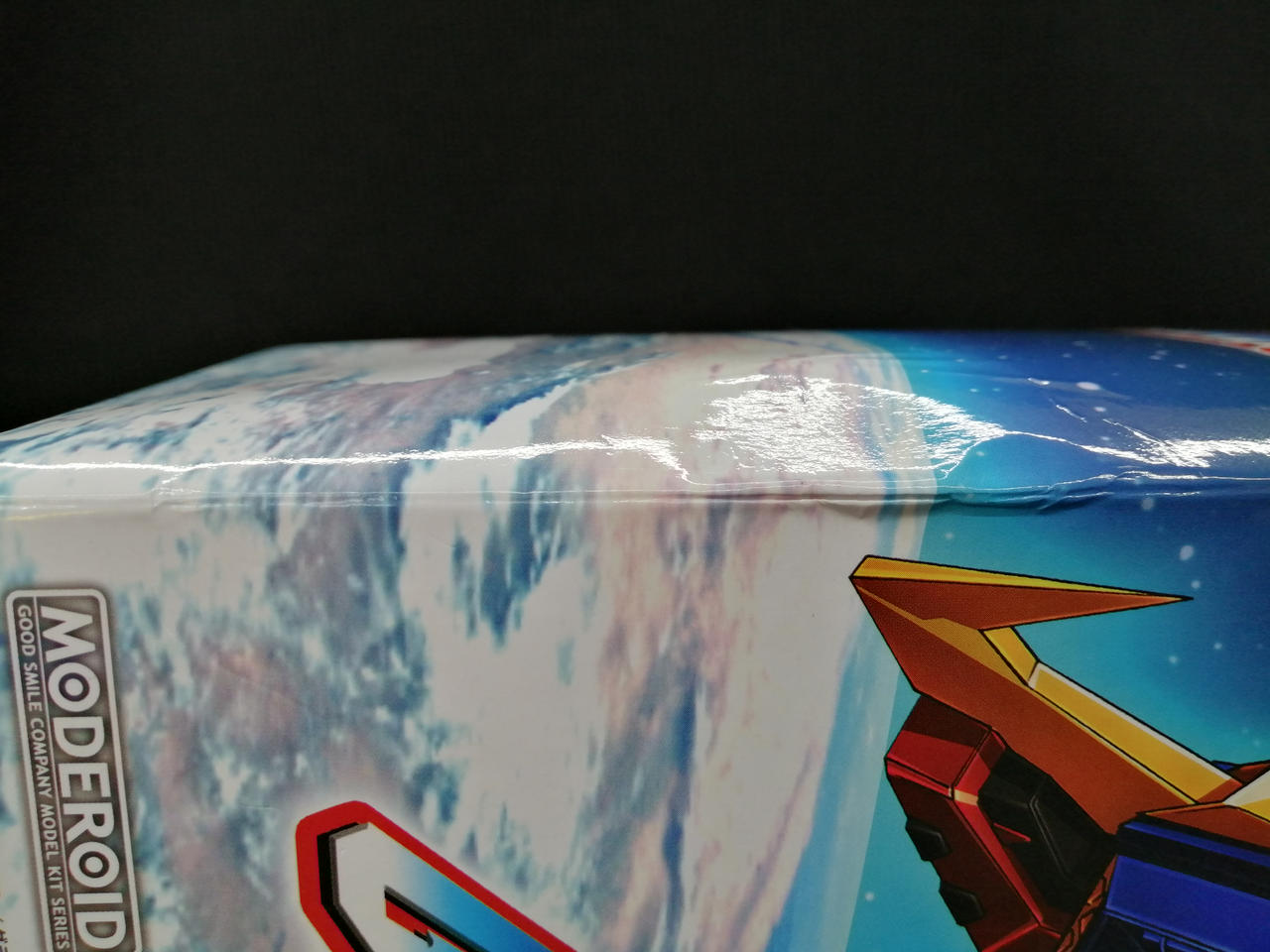 外箱に傷み、凹みが有ります。