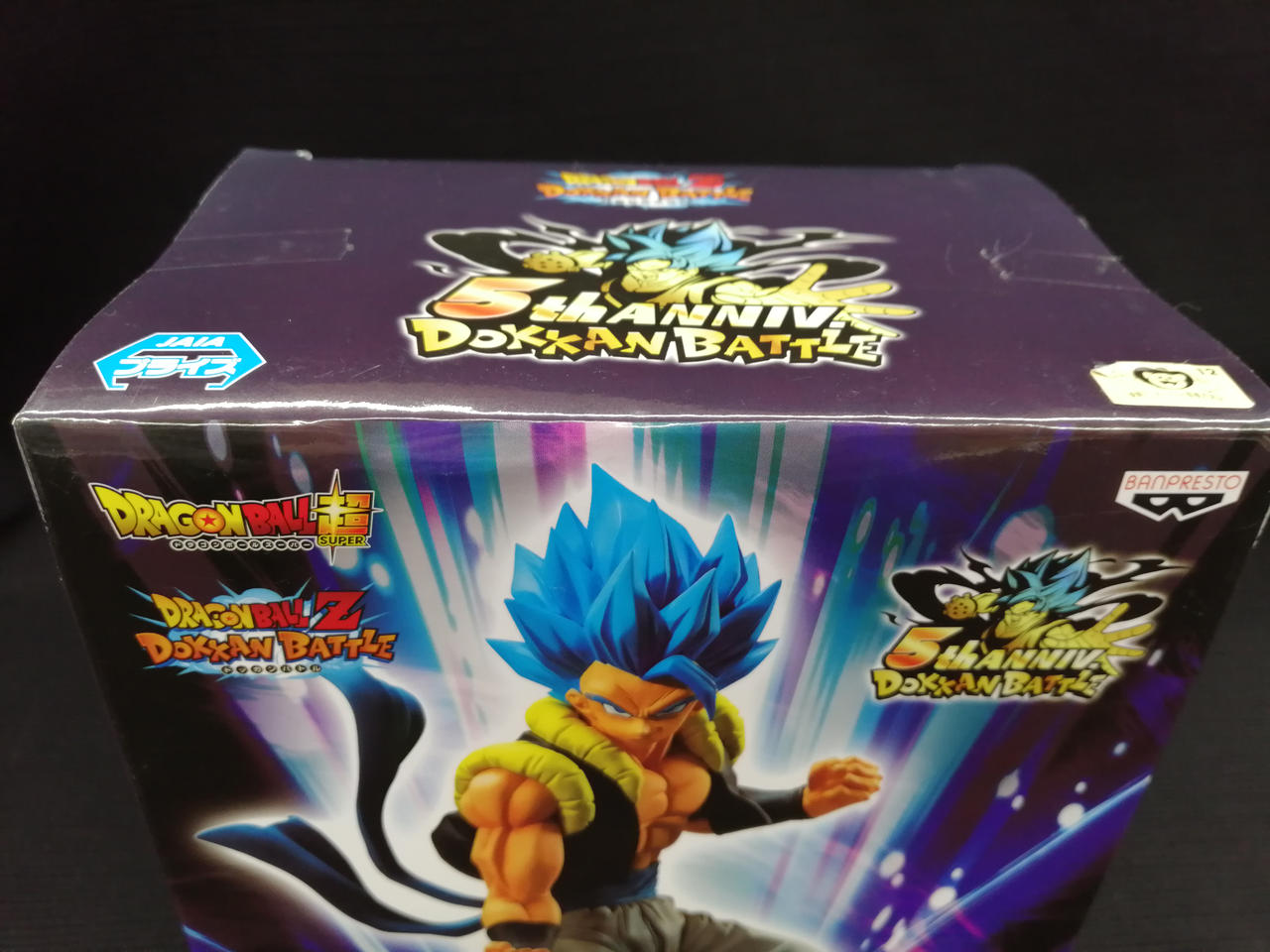 正面上部にへこみが有ります。