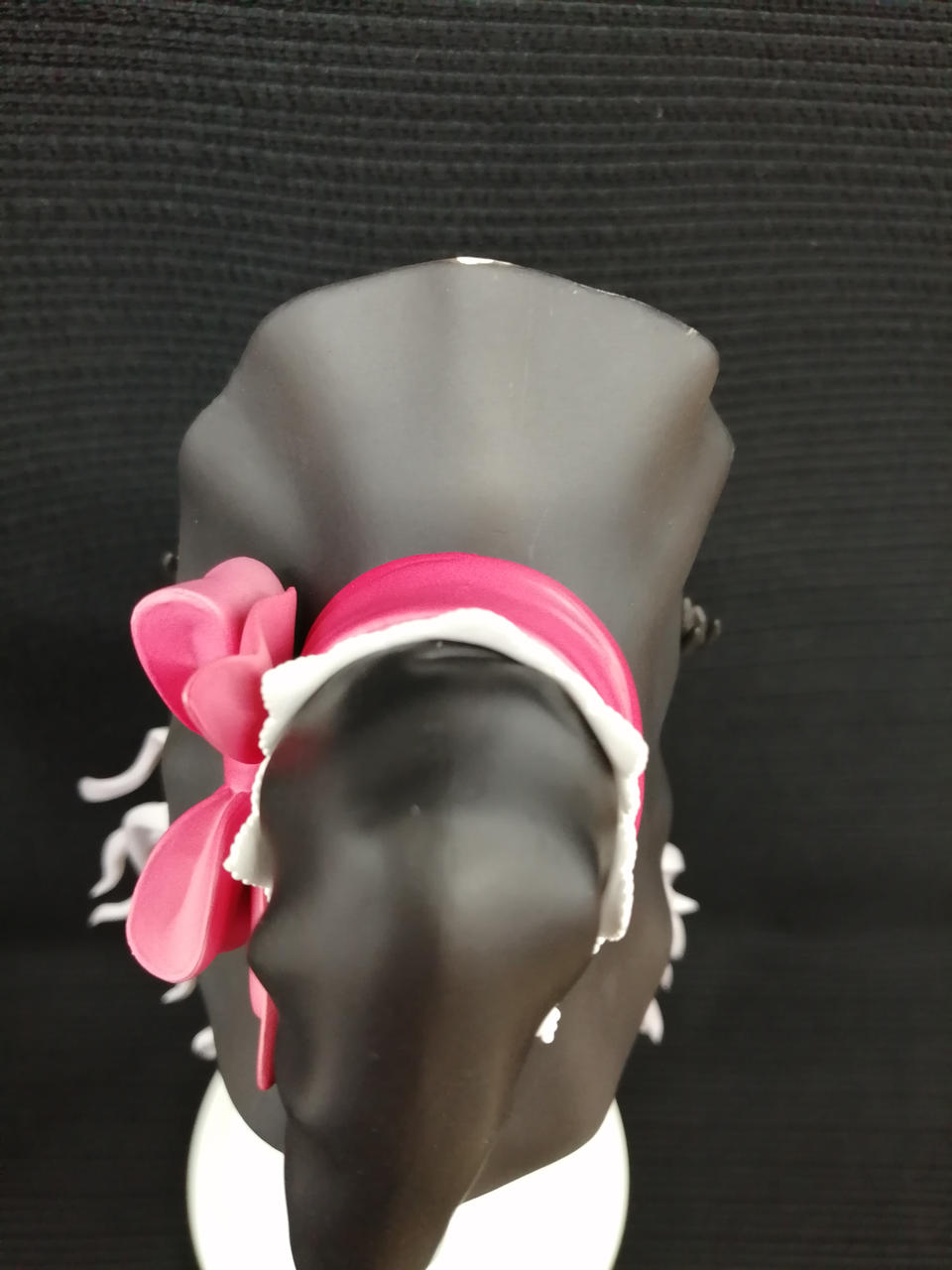 帽子に一部色剥げが有ります。