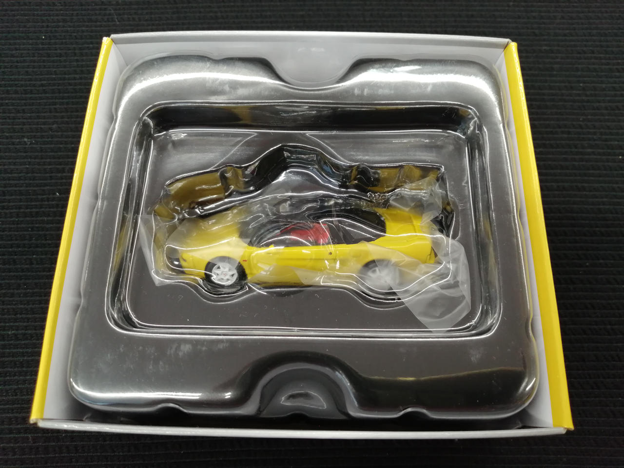 内フィルムにスレ傷が有ります。