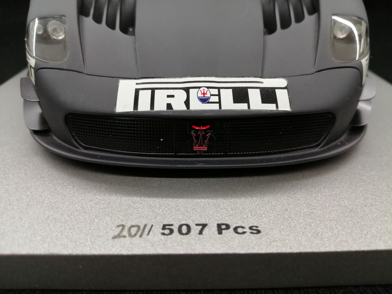 フロントグリルにホコリ汚れが有ります。