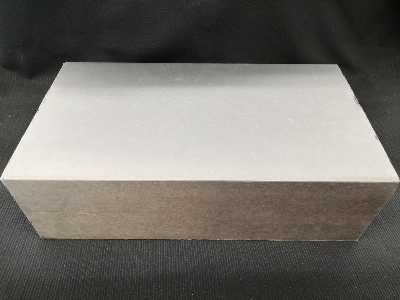 外箱に変色、キズ汚れが有ります。