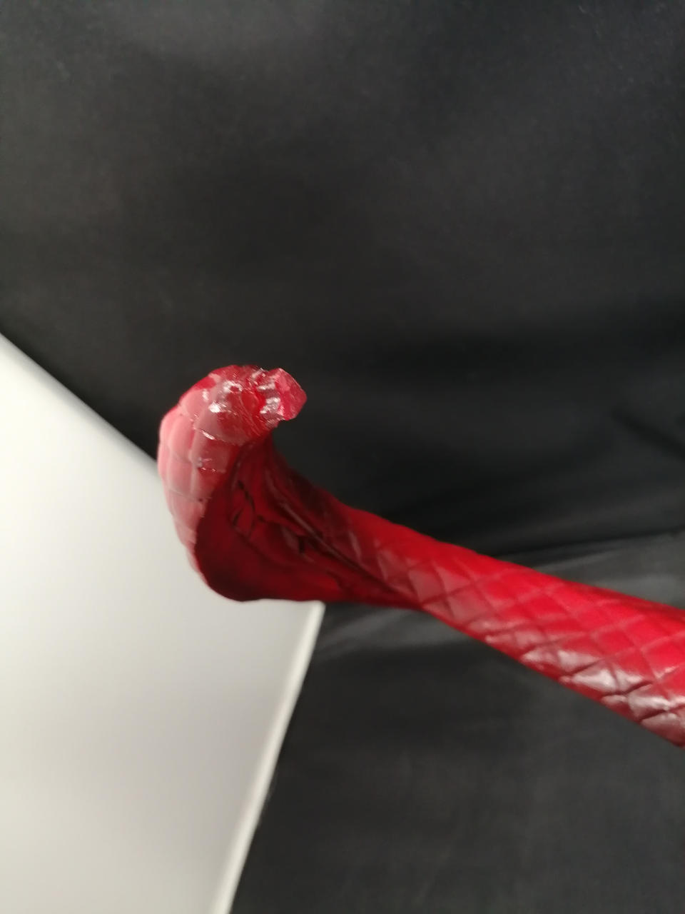 はめ込む部分が緩く、取れやすい状態です。