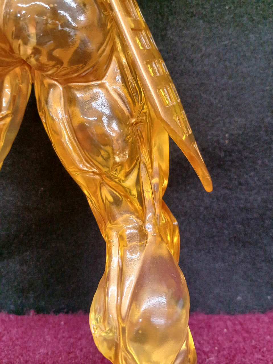 太もも裏側に気泡のようなキズがあります