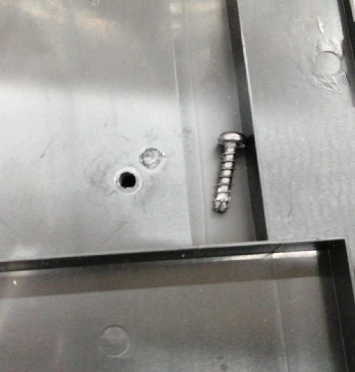 左前側固定ネジ取り付けできません。