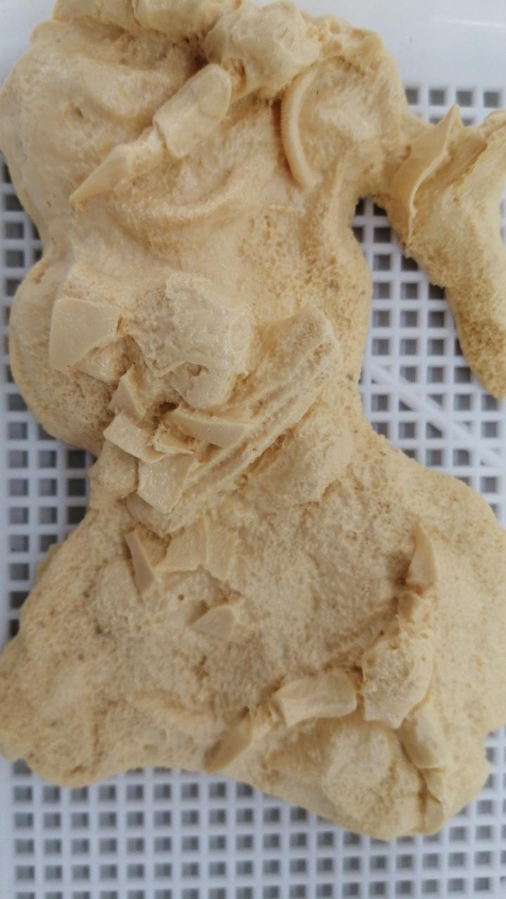 台座に所々小さなグレーの斑点があります。