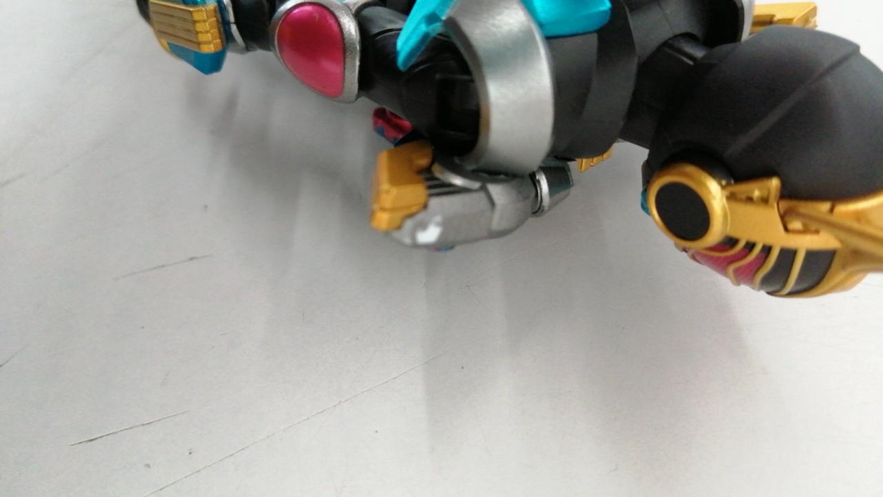 右肩当て上部に色の剥がれ有