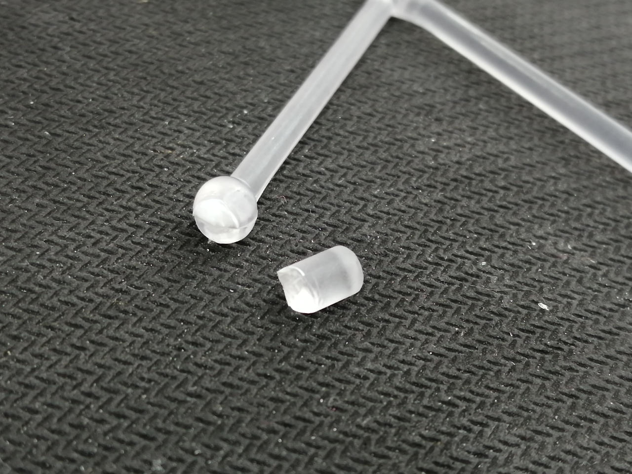 ボール用の支柱に折れがあります