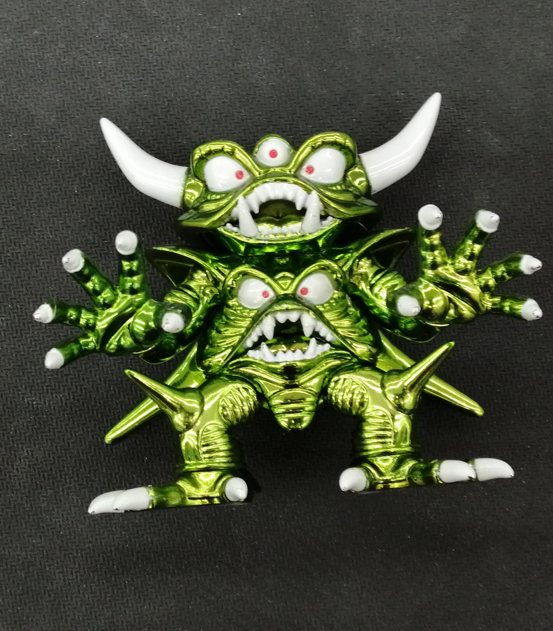 爪や歯、目などに塗装剥げがあります