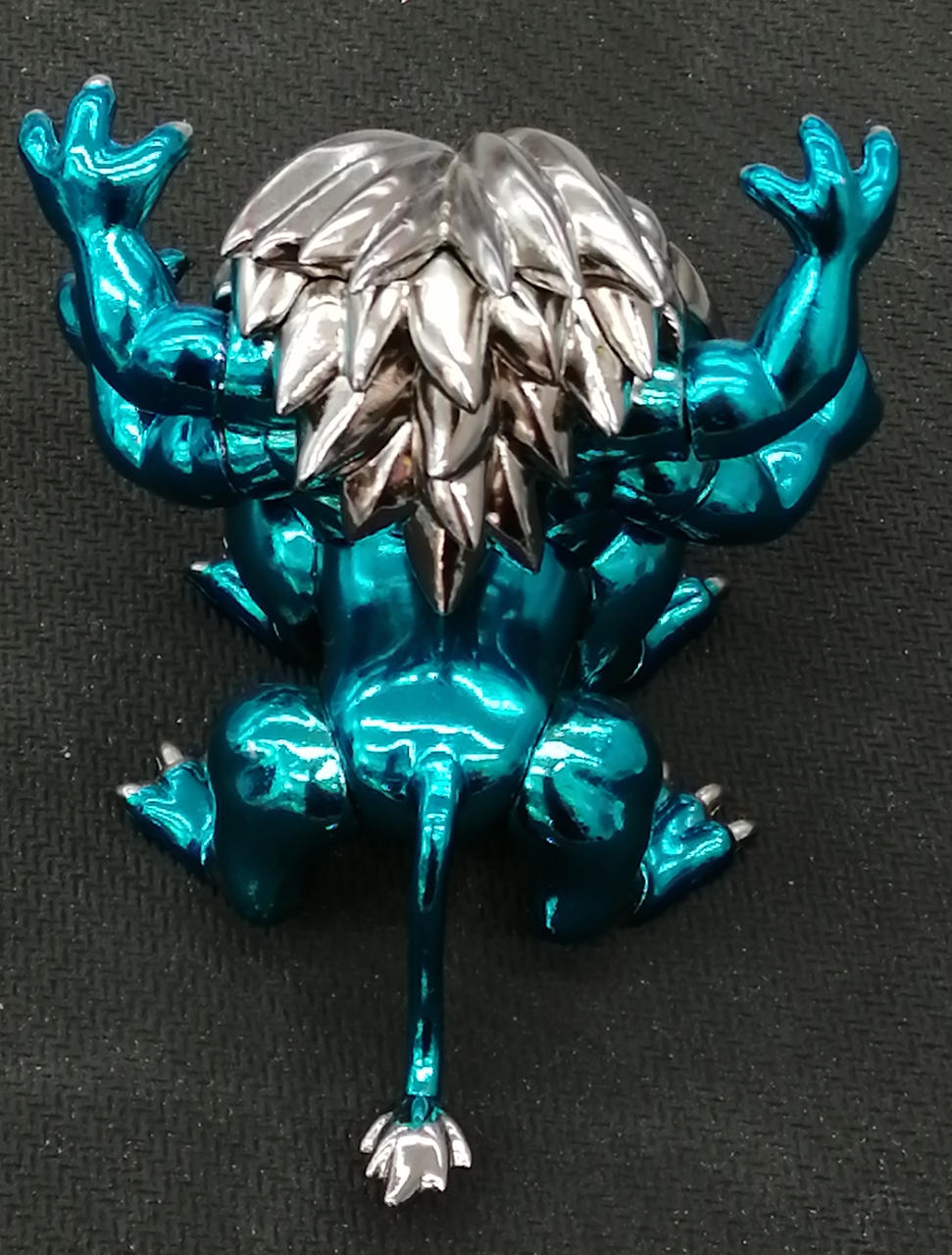 後ろ脚などに塗装剥げがあります