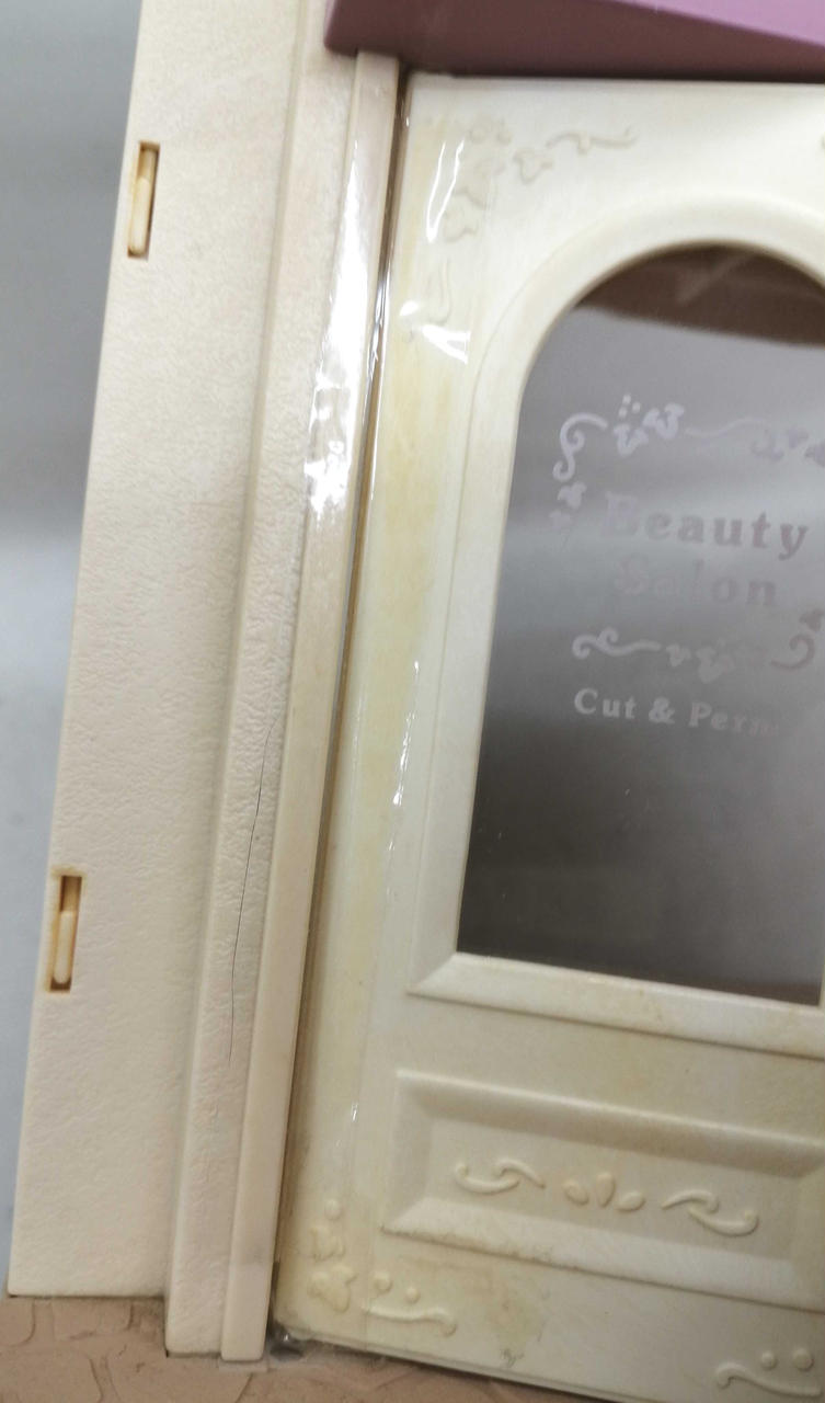 扉破損してテープ止めされてるヶ所