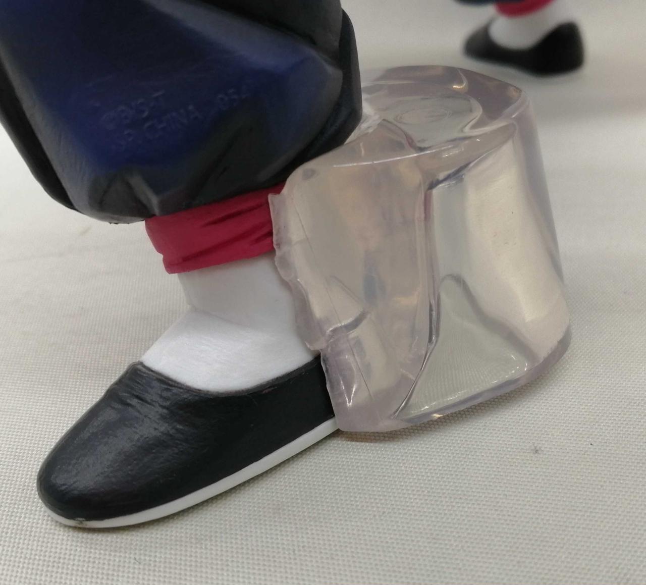 台座浮いてます