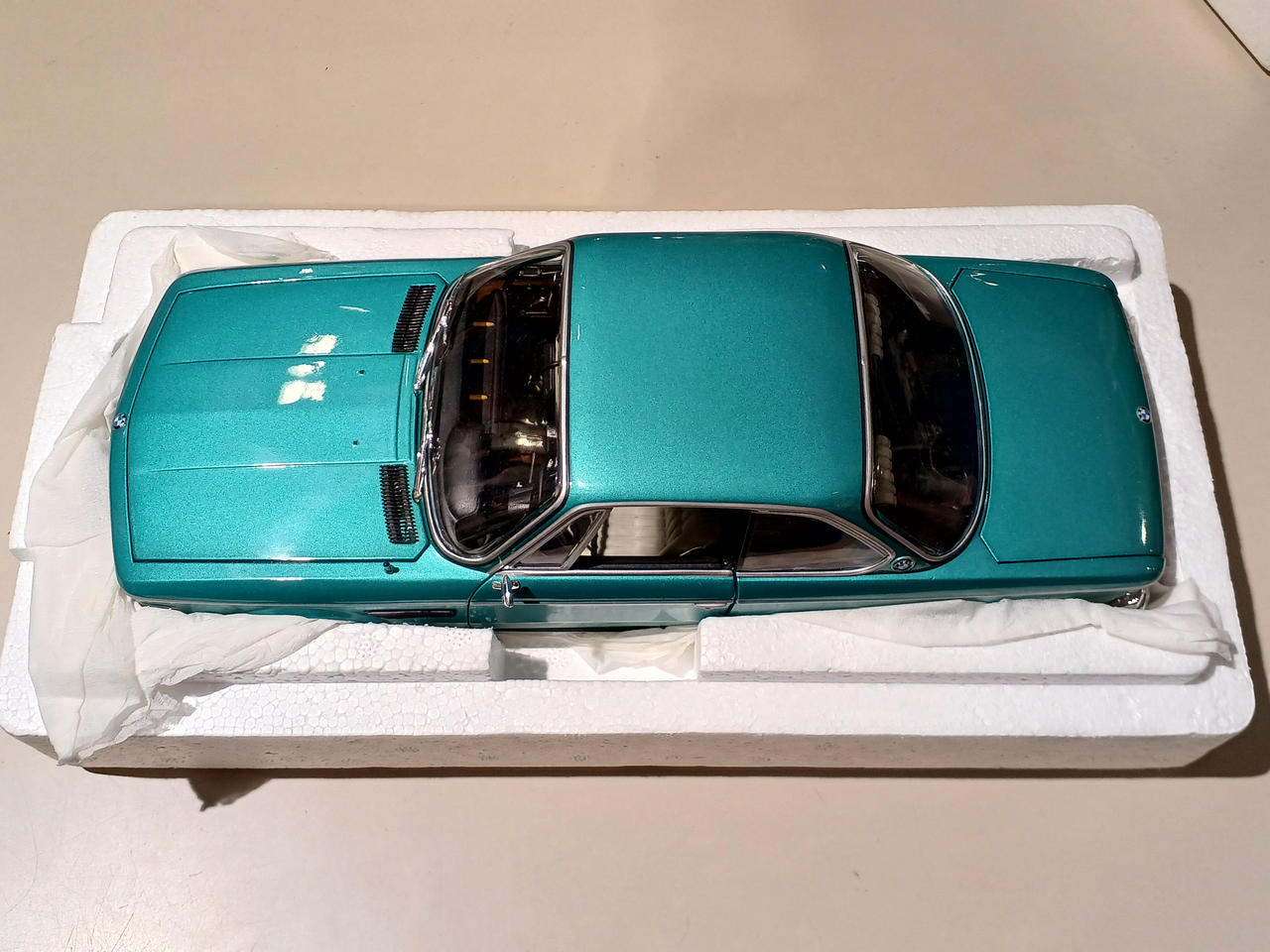 ミニチャンプス 1/18 BMW M3 (E30) 1987 ホワイト