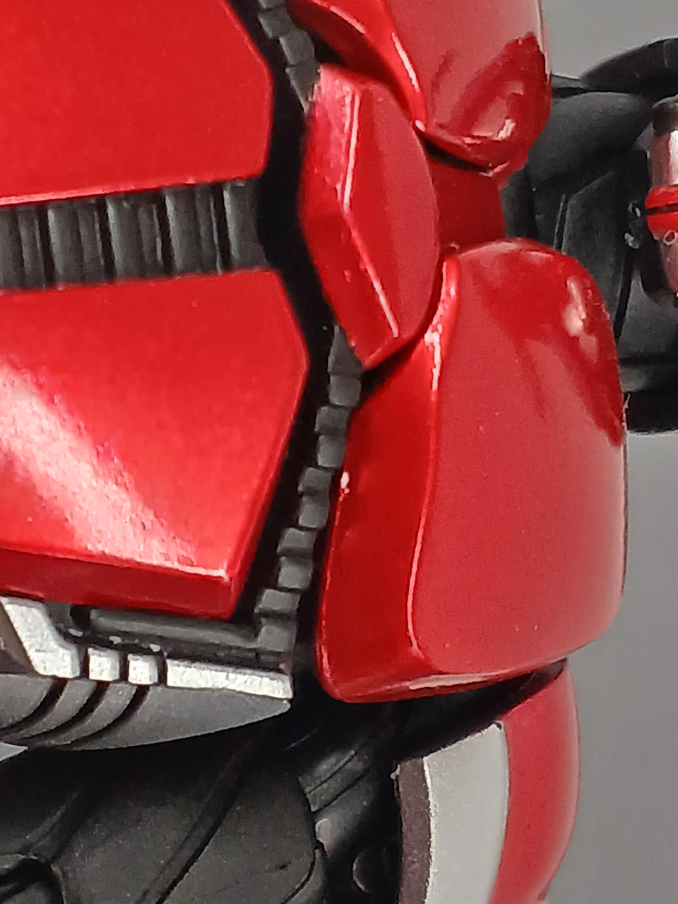 右上胸アーマー下部に小さなキズがあります