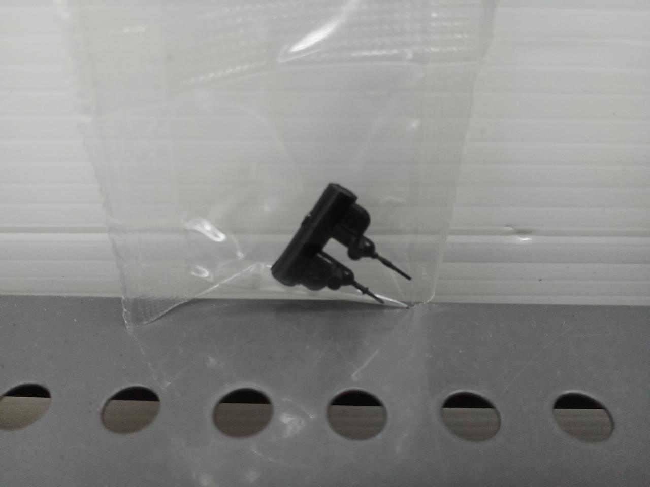 パーツ付属。『R』、『F』の刻印あり