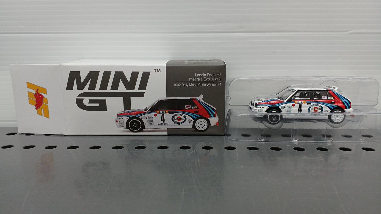 三枚目画像左上の車