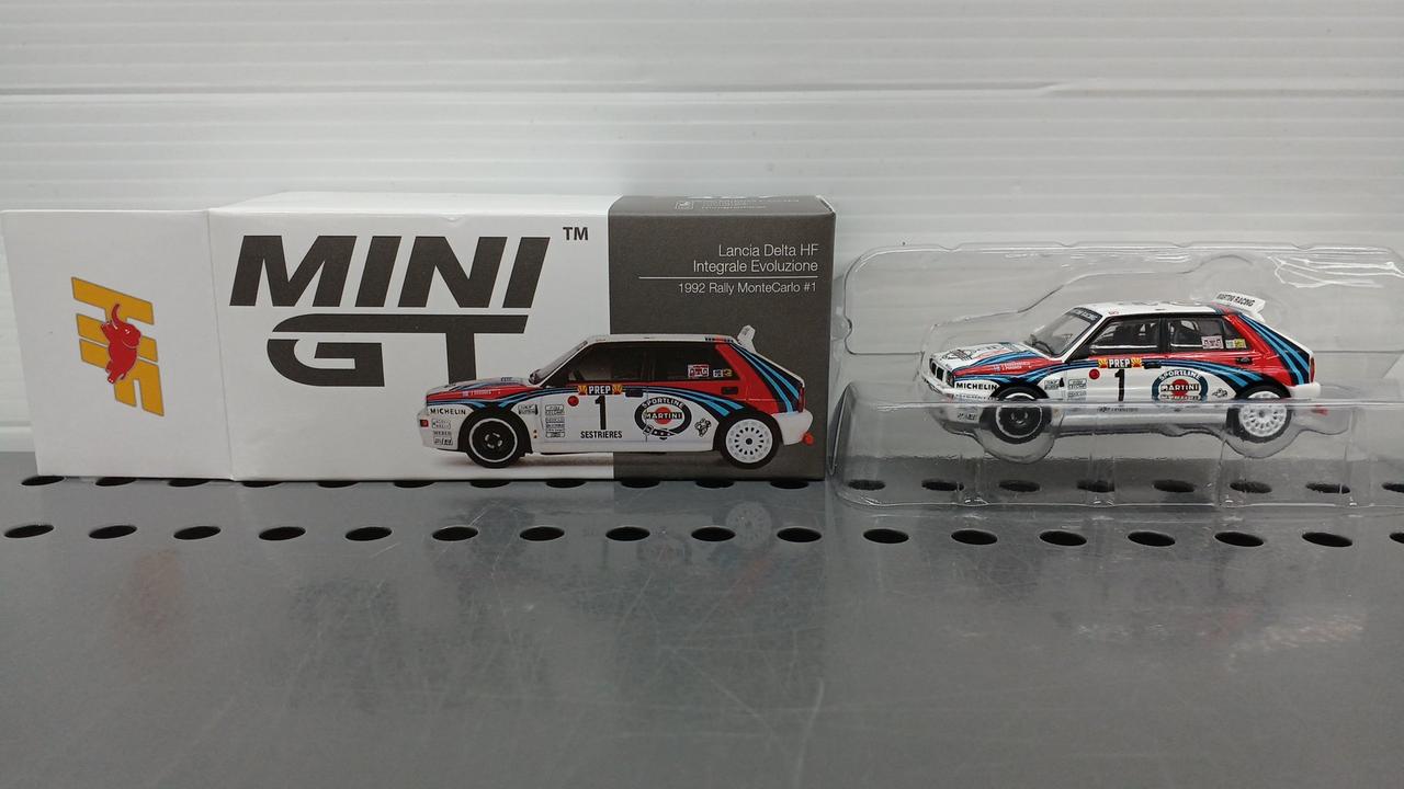 三枚目画像左下の車