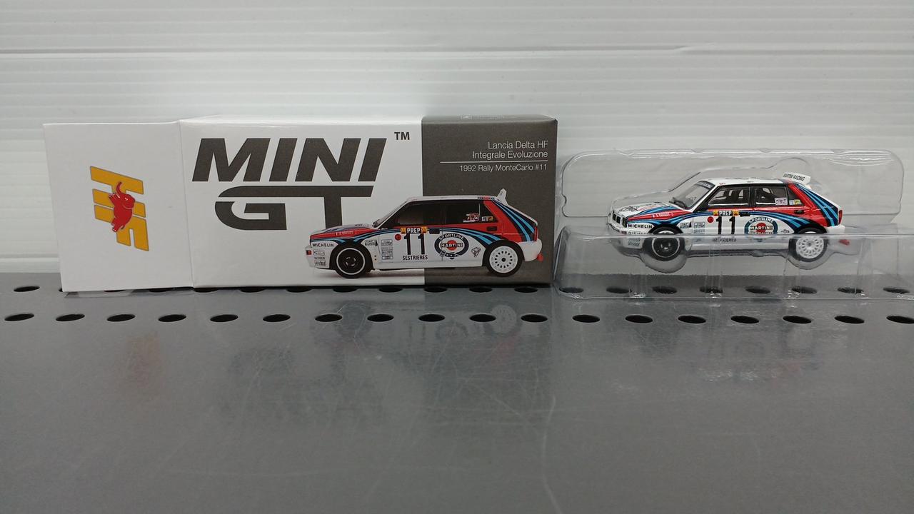 三枚目画像右下の車