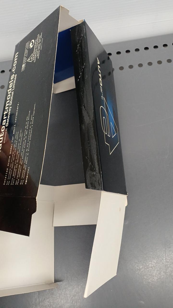 外箱底面接着がとれています