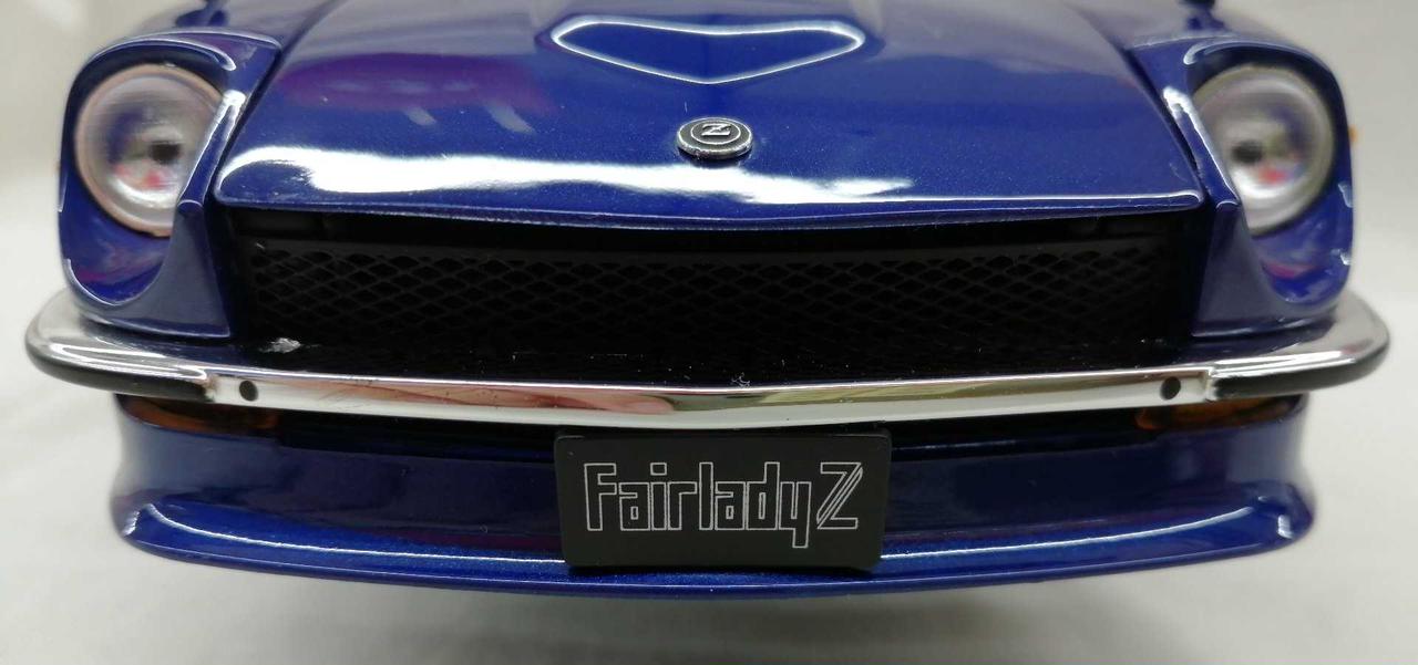 バンパー向かって左：バリが目立ちます。