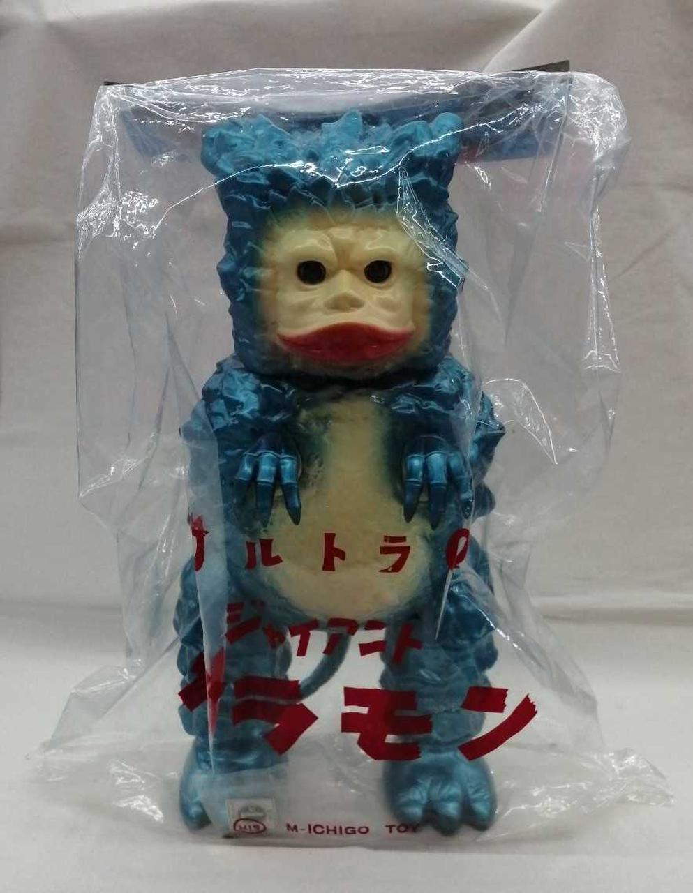 立たせると目が開きます