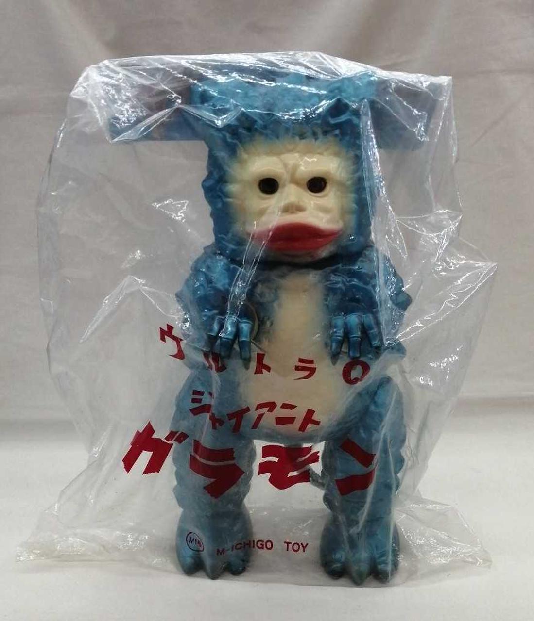 立たせると目が開きます