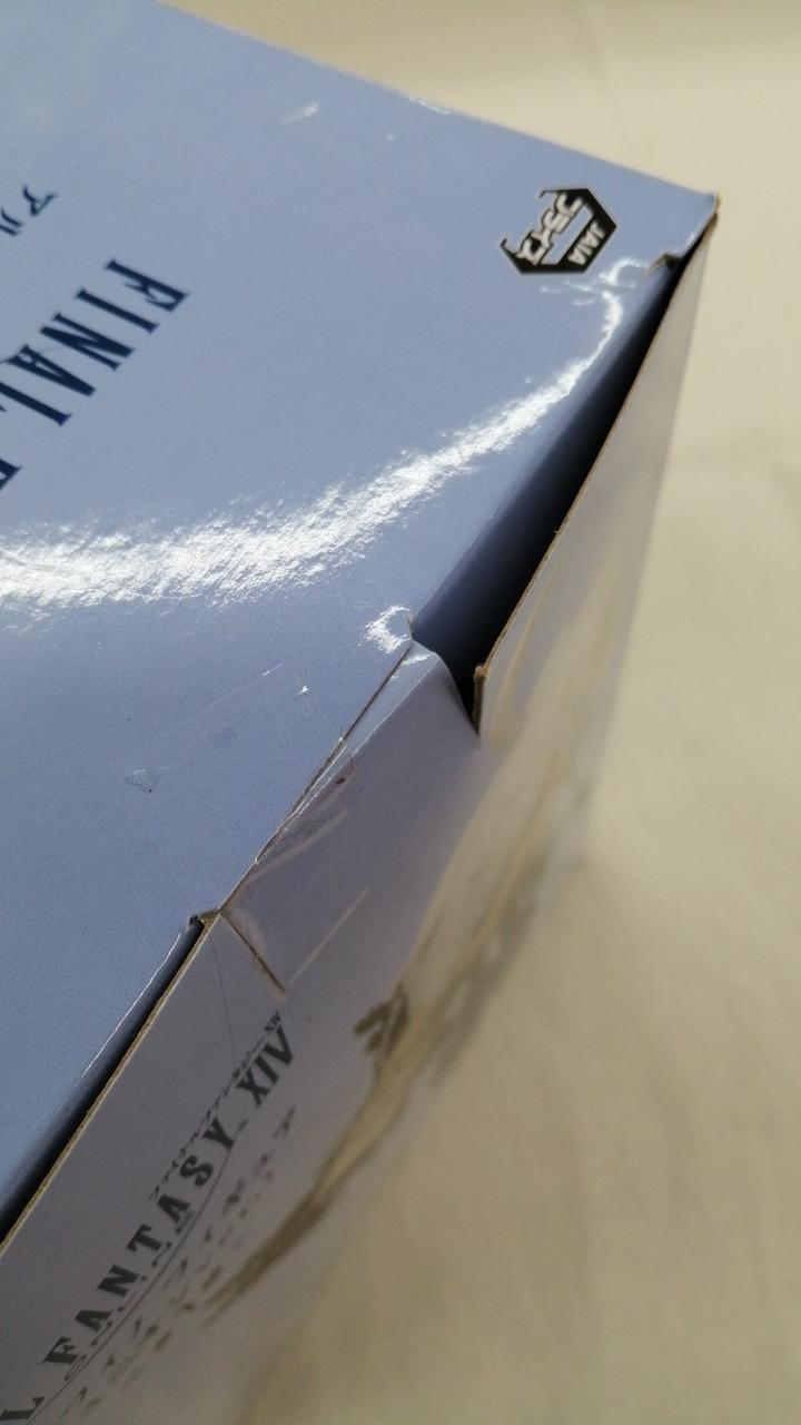 テープ部分　未開封ですが箱歪みあり