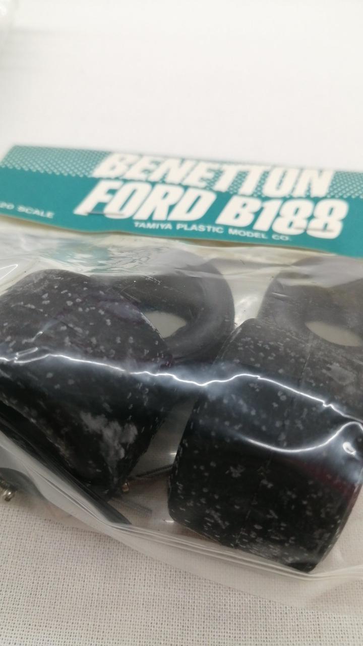 タイヤ　劣化あり