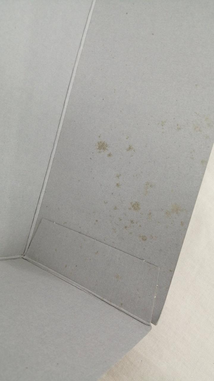 箱内側シミあり