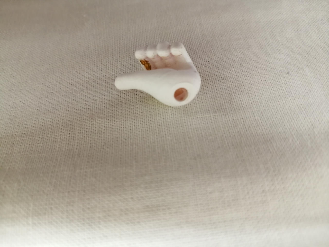 手に塗装剥げあり