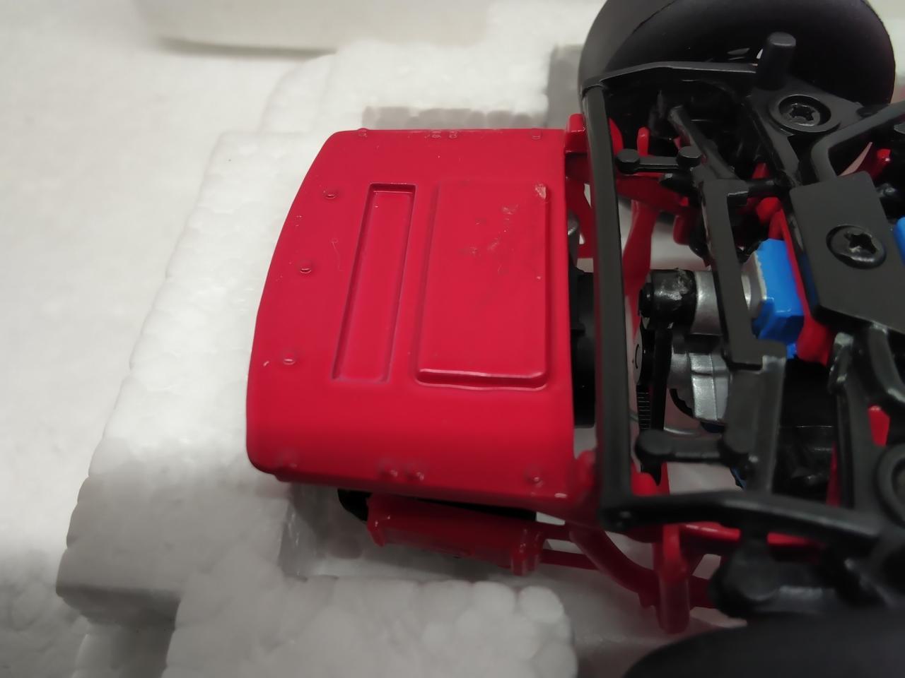 シール剥がし跡あり